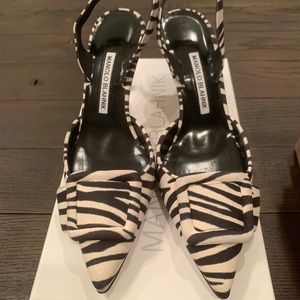 Walkable versatile suede Manolo! Brand New